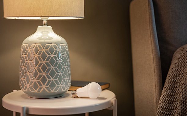 Homix Smart Home - lampadina smart multicolore montata su lampada