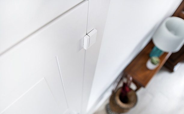 Homix Smart Home - Sensore di contatto apllicato ad un anta