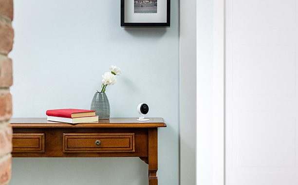 Homix Smart Home - Camera Smart su tavolino classico