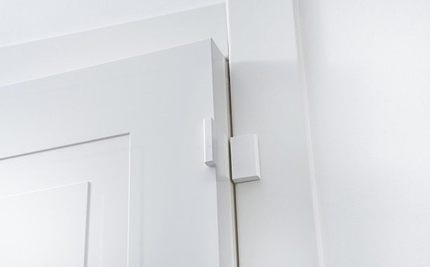 Homix Smart Home - Sensore di contatto applicato ad una porta