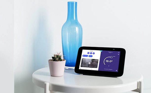 Homix Smart Home Hub con Alexa integrata - su tavolino